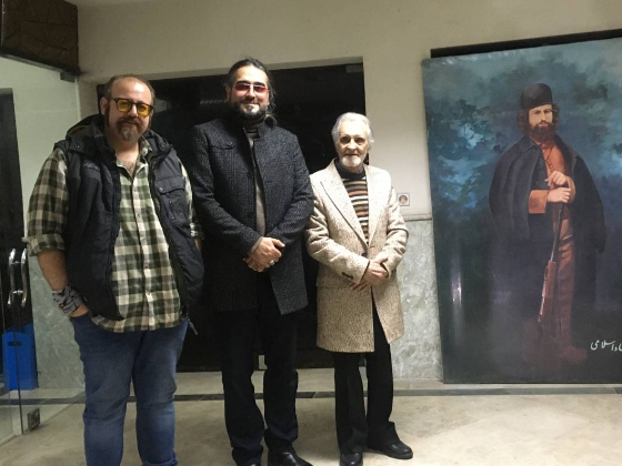 اهدای کارت دانش آموختگی به موسس انجمن سینمای جوان دفتر بندر انزلی